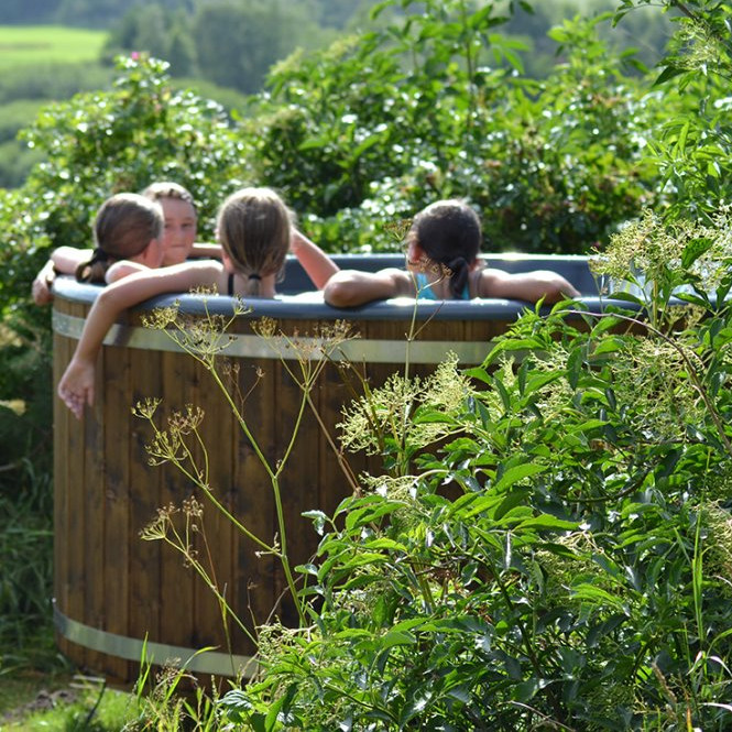 Vildmarksbad med udvendig klorovn (AISI 316) & vandjacuzzi (Bemærk at badet leveres med cylindrisk ovn)