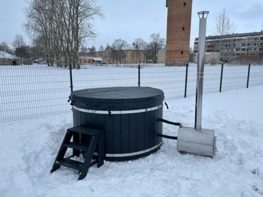 Vildmarksbad med udvendig ovn & luftjacuzzi (Bemærk at badet leveres med cylindrisk ovn)