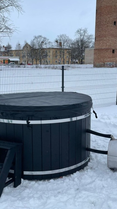 Vildmarksbad med udvendig ovn & luftjacuzzi (Bemærk at badet leveres med cylindrisk ovn)